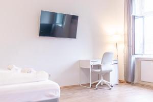 Affordable 2 Apts for 16P, 4BR Great for Families