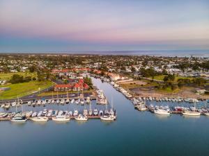 Mariners Cove Waterfront Motel and Apartments