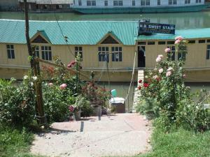 Houseboat Sweet Star