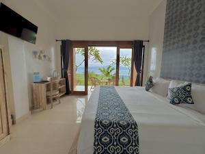 Phòng Deluxe hướng biển giường đôi (Deluxe Double Room with Sea View)