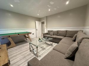 5 Bed Town House With Additional Luxury Hot Tub And Within City Centre And Sleeps Up To 11 With Sky And Netflix