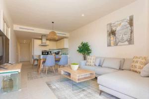 Sea views & walk to the beach