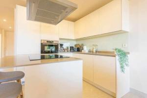 Sea views & walk to the beach