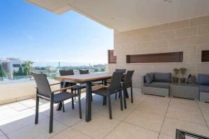 Sea views & walk to the beach