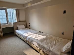 Phòng Ngủ 2 Giường Đơn Có Cửa Sổ (Twin Bedroom with Window)