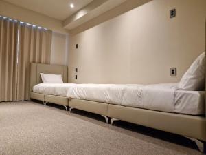 Phòng Ngủ 2 Giường Đơn Có Cửa Sổ (Twin Bedroom with Window)