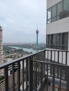 DeNora at TRI-ZEN 25th Floor Apartment with Lotus Tower and City Skyline view - Maradana
