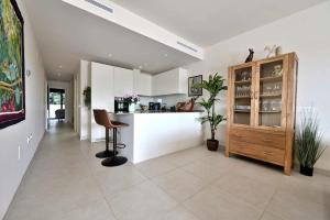 Modern 3 bedroom apartment, close to beach