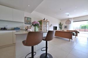 Modern 3 bedroom apartment, close to beach