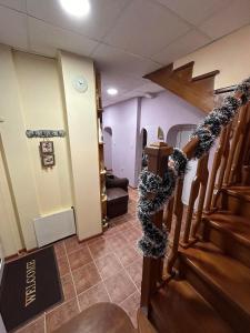 КЪЩА за ГОСТИ ТРАПЕЗИЦА за до 12 ЧОВЕКА с БЕЗПЛАТЕН ПАРКИНГ, ДВОР и ВЕРАНДИ