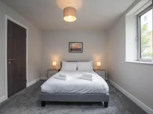 Sophisticated Apartment with Parking Central Slough - Canvey-on-Sea