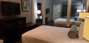 Queen Suite with Two Queen Beds and Roll-In Shower - Disability Access room in Best Western Plus Main Street Inn