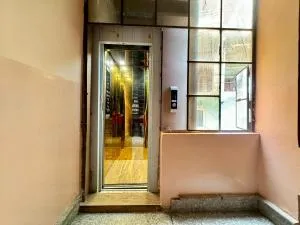 The Royal Moon - Nāldera