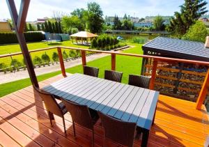 4jeziora - prywatny dostęp do rzeki, pomost, ogrodem, wiata grillowa, rowerek wodny, kajaki w cenie, parking, psiaki dozwolone