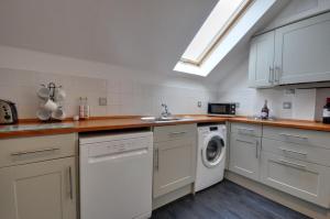 ELMHURST HEIGHTS by BOURNECOAST - An Apartment with a Lift, Parking and a Balcony Near the Sandy Beaches - FM1586