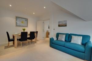 ELMHURST HEIGHTS by BOURNECOAST - An Apartment with a Lift, Parking and a Balcony Near the Sandy Beaches - FM1586