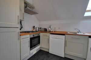 ELMHURST HEIGHTS by BOURNECOAST - An Apartment with a Lift, Parking and a Balcony Near the Sandy Beaches - FM1586