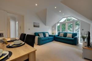 ELMHURST HEIGHTS by BOURNECOAST - An Apartment with a Lift, Parking and a Balcony Near the Sandy Beaches - FM1586