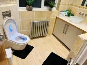 A Cozy Room in a Well Furnished Apartment Close to the Sea Front and Gun Wharf and Land Marks