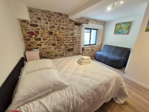 Appartements Le Pont Bas bord de riviere proche Puy du Fou : photos des chambres