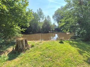 Le Pont Bas bord de rivière proche Puy du Fou