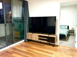 Modern quiet two bedroom apt in Canberra City