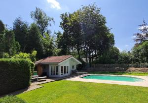 Cozy tiny house with swimming pool & outdoor sauna