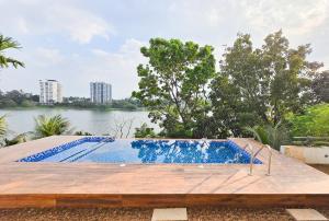 Rosy Villa - Riverside Stay with Pool & View