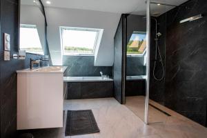 Lodges Manava Villa vue mer et Mont Saint Michel piscine interieure : photos des chambres