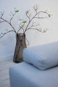 Jasny Apartament z Tarasem i Parkingiem by Noclegi Renters