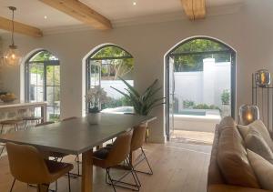 2 Riverside Oaks