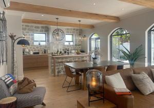 2 Riverside Oaks