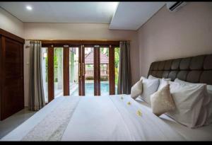 Huge Two Storey 4 Bed 4 Bath Villa with pool right in the heart of Seminyak
