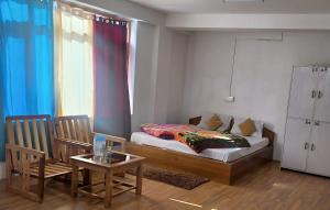 Gaurav Guest House, Old Manali - Riverside Property !! River & Mountain View !!