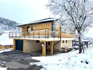 Slnečná vila pod lesom