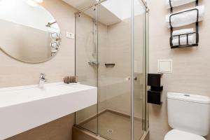 Standard Queen Room room in Crystal Palace Hotel