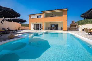 Villa Nur for 10 people near Pula with 45 m2 private pool & jacuzzi only 2 km from beach