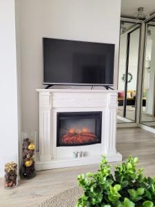 Stylish City Escape, Fireplace, Sunset Views