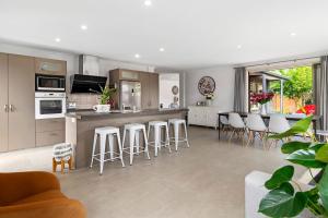 A Beach Hive at Papamoa Beach - 4 bedrooms - 3hvězdičkové hotely ve městě Papamoa