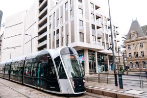 Luxe City - Modern & Spacious 2BR with Balcony View