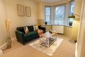 Stylish Gateway-2 bedroom house -5 minutes from the beach