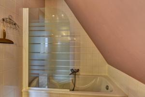 Villas Manoir de Rousse 320 m2 en campagne Piscine Wifi Jardins : photos des chambres