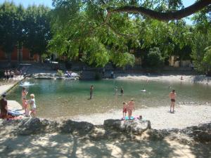 Maisons de vacances Stylish large house with heated pool in historic village : photos des chambres