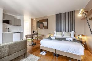 Arc de Triomphe - 2 people