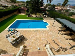 Schönes Ferienhaus Caesar mit großem Pool und Garten