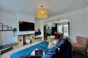 Large 4 BDR Home By Tranquil Ventures Short Lets & Serviced Accommodation Headington With Free Parking