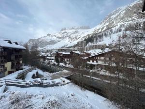 Studio agréable avec mezzanine, balcon et proche commodités à Val-dIsère - FR-1-694-296