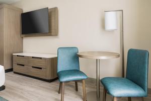 Queen Room with Two Queen Beds with Pool View room in Fairfield by Marriott Inn & Suites Marathon Florida Keys