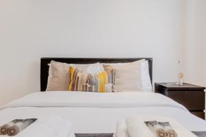 Family 1 Bdr Apt, Panoramic Views, Minute to Tube