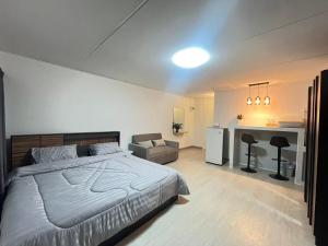 T12 Popular Condo By hunnity 2